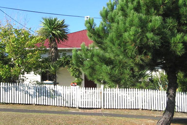 Property details for 2/4 Gardner Avenue, New Lynn, Auckland, 0600