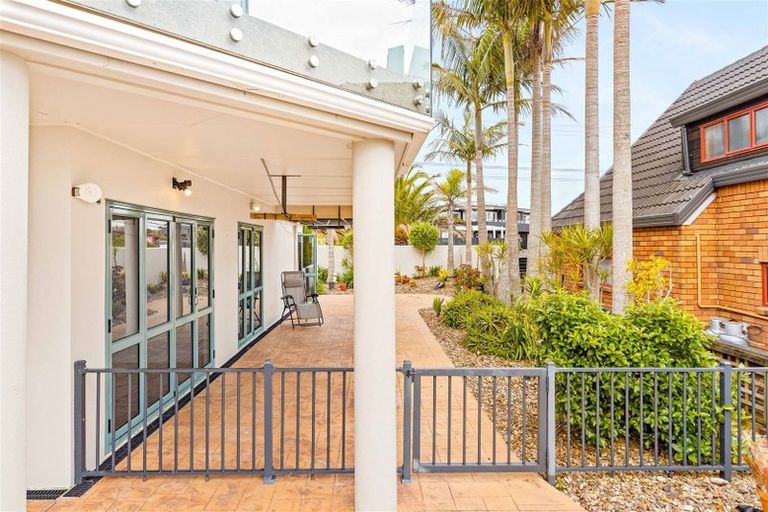 Photo of property in 122 Beach Road, Te Atatu Peninsula, Auckland, 0610