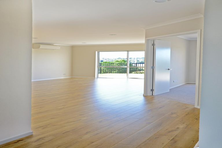 Photo of property in 3 Iwinuku Crescent, Wattle Downs, Auckland, 2103