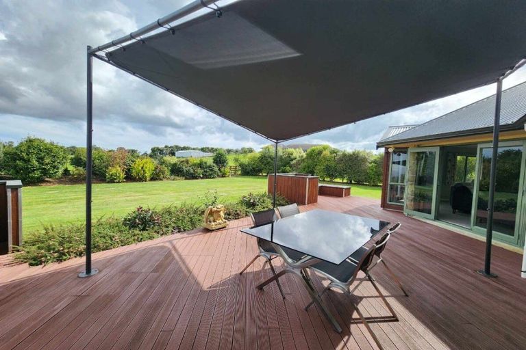 Photo of property in 28 Waipuna Grove, Levin, 5571