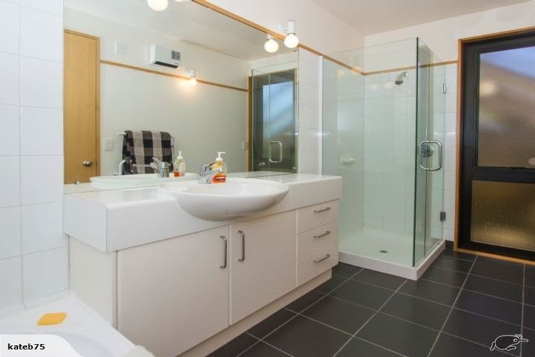 Photo of property in 2/19 Churchill Road, Murrays Bay, Auckland, 0630