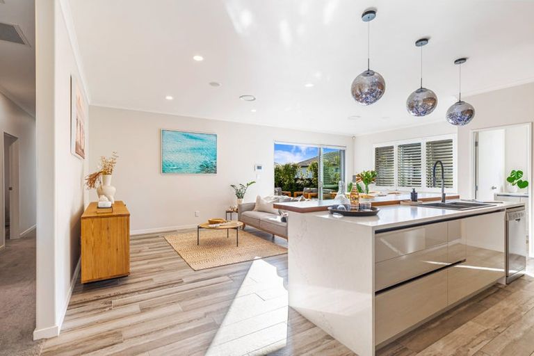 Photo of property in 14 Gilbransen Road, Kumeu, 0810