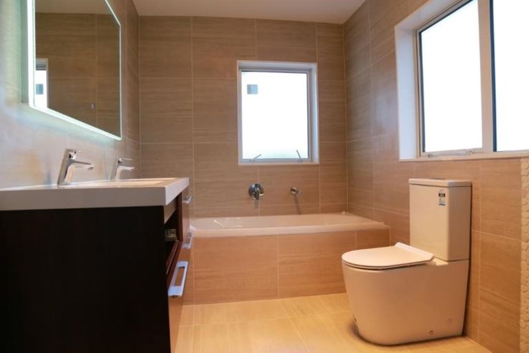 Photo of property in 4 Tawa Place, Orewa, 0931