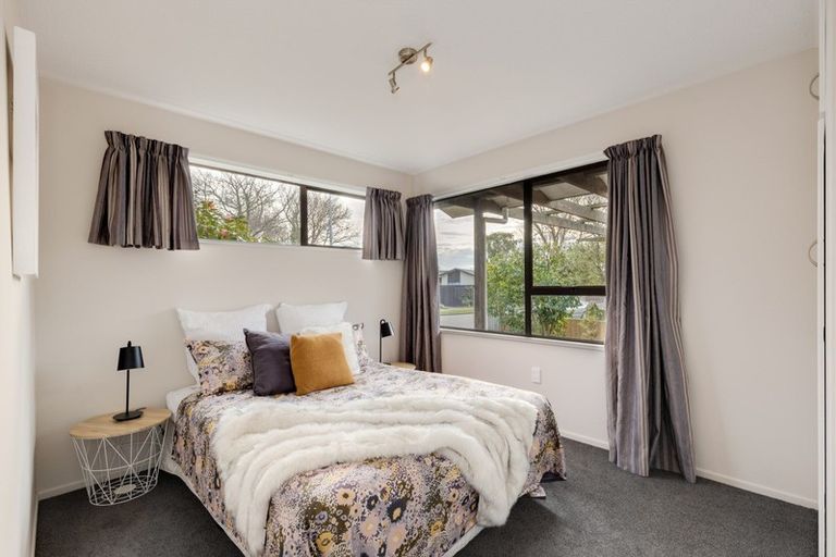 Photo of property in 21 Clivedon Place, Redwood, Christchurch, 8051