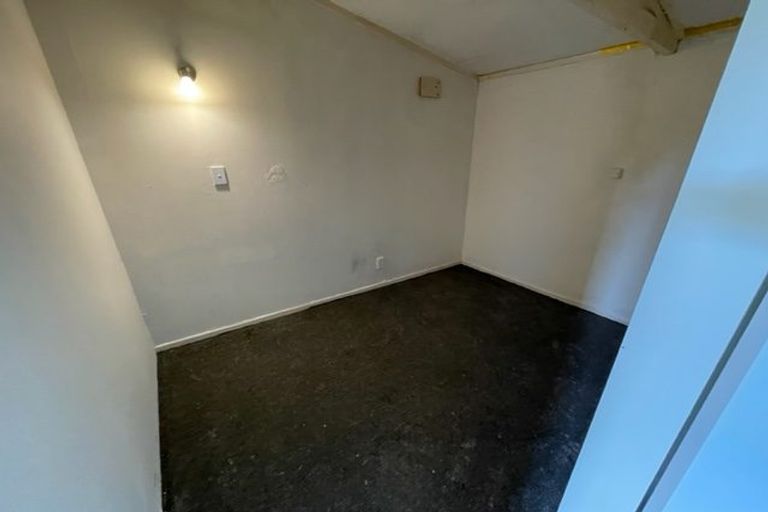 Photo of property in 1/22 Cliff View Drive, Green Bay, Auckland, 0604