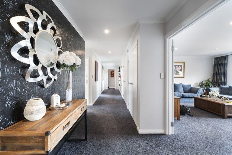 Photo of property in 9 Saint Heliers Grove, Fitzherbert, Palmerston North, 4410