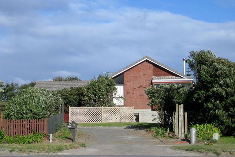 Photo of property in 39 Oratia Street, Waikanae Beach, Waikanae, 5036