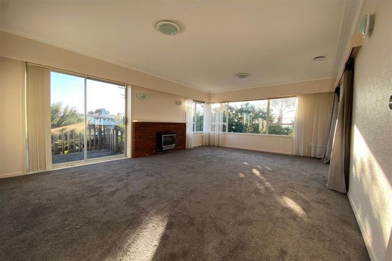 Photo of property in 2/96 Sunset Road, Unsworth Heights, Auckland, 0632