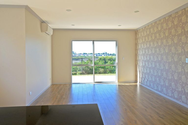 Photo of property in 3 Iwinuku Crescent, Wattle Downs, Auckland, 2103