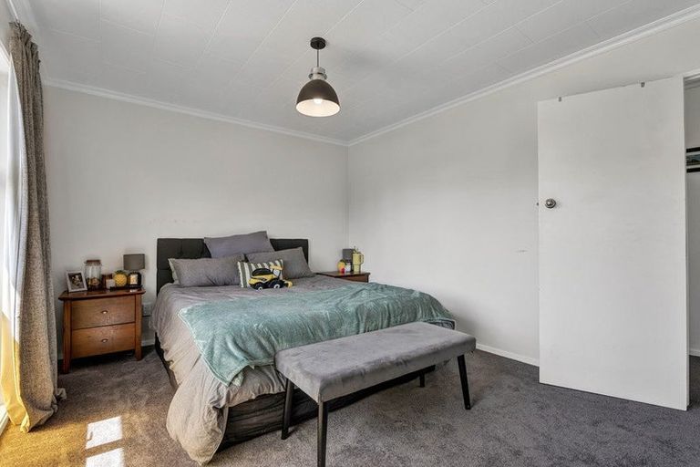 Photo of property in 35 Weraroa Road, Waverley, 4510