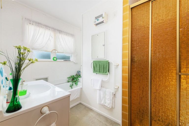 Photo of property in 70 Sylvan Crescent, Te Atatu South, Auckland, 0610