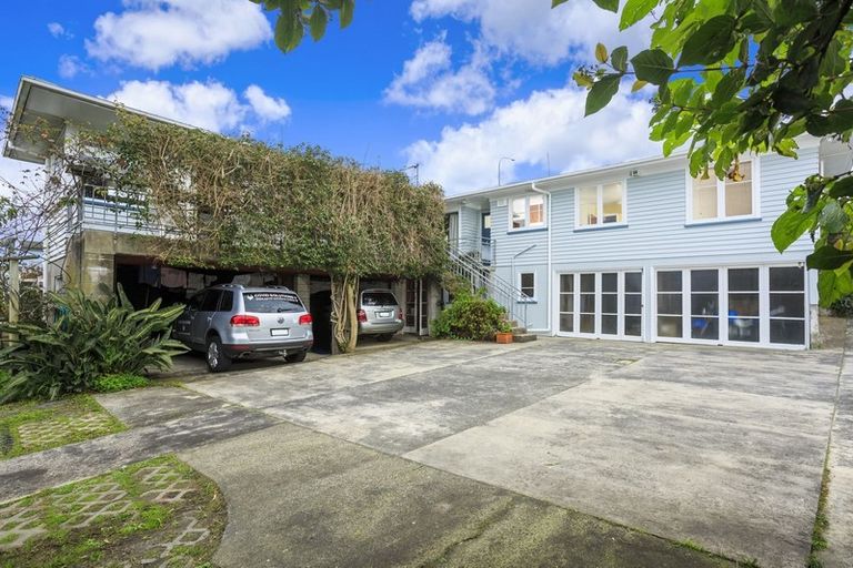 Photo of property in 545 Glenfield Road, Glenfield, Auckland, 0629