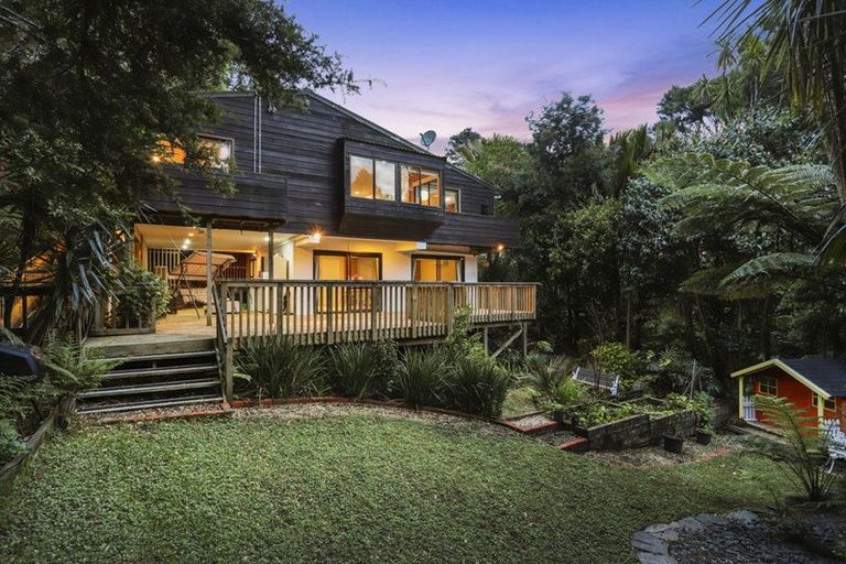 Photo of property in 132 Woodlands Park Road, Titirangi, Auckland, 0604