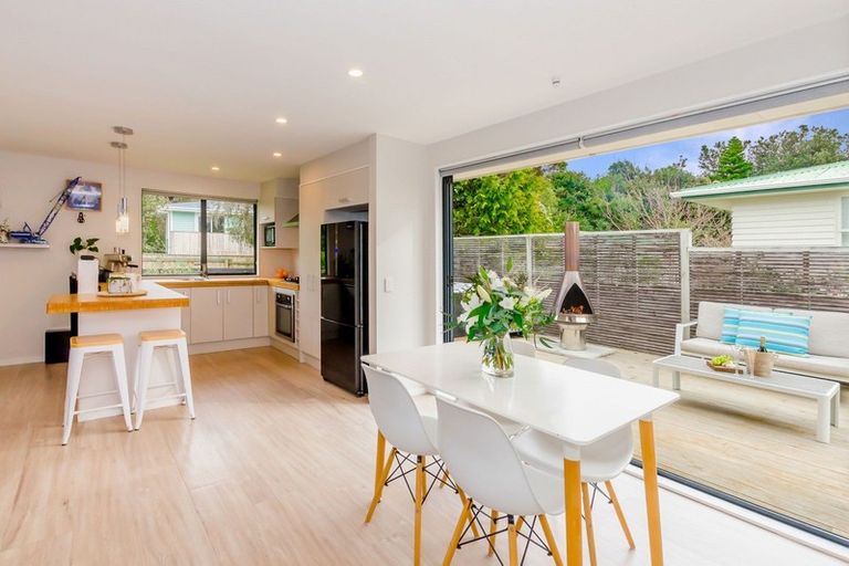 Photo of property in 11 Victor Grove, Waikanae Beach, Waikanae, 5036