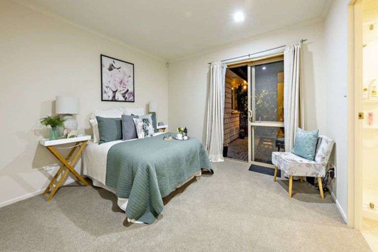 Photo of property in 2 Moravale Lane, Flat Bush, Auckland, 2016