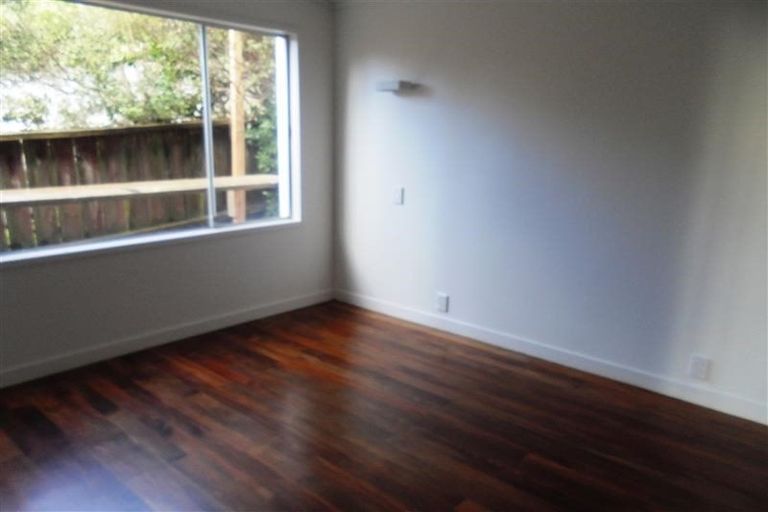 Photo of property in 17a Bournemouth Terrace, Murrays Bay, Auckland, 0630