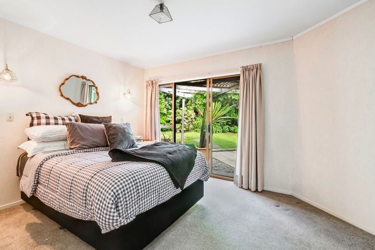 Photo of property in 10 Chelverton Terrace, Red Beach, 0932