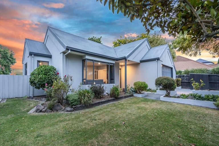 Photo of property in 21 Thornwood Place, Redwood, Christchurch, 8051