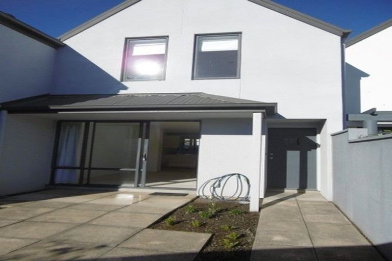 Photo of property in 8 Oakford Close, Riccarton, Christchurch, 8011