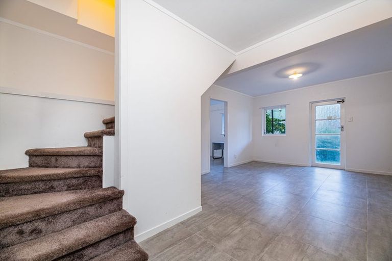 Photo of property in 2/7 Dakota Avenue, Beach Haven, Auckland, 0626