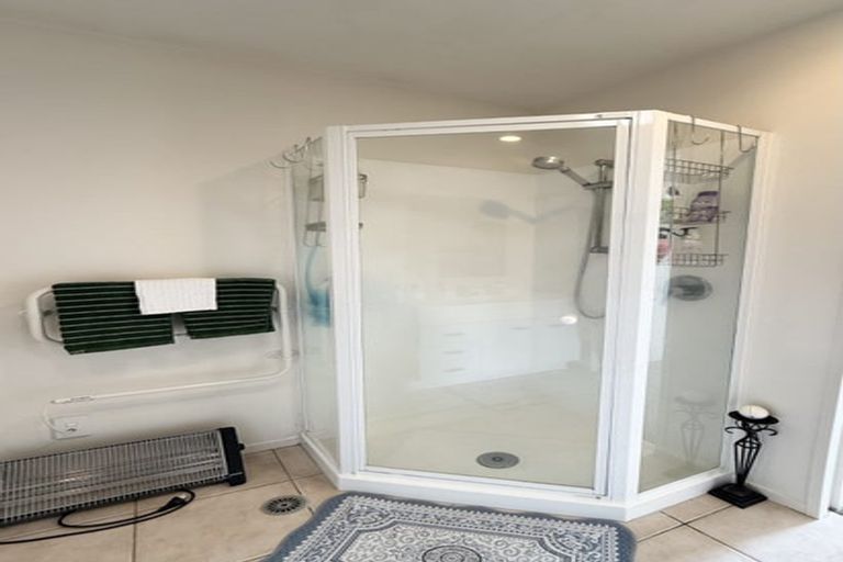 Photo of property in 1/86 Fernhill Way, Oteha, Auckland, 0632