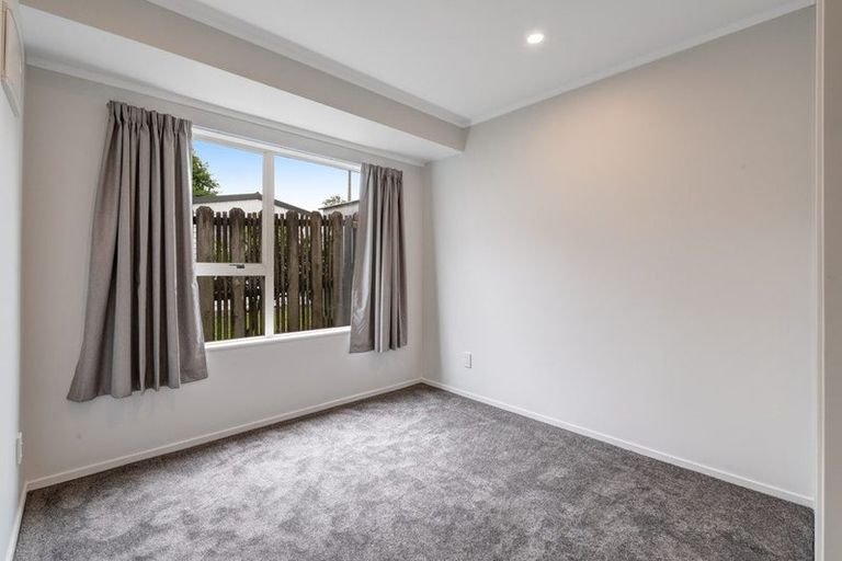 Photo of property in 2/2 Rook Place, Unsworth Heights, Auckland, 0632