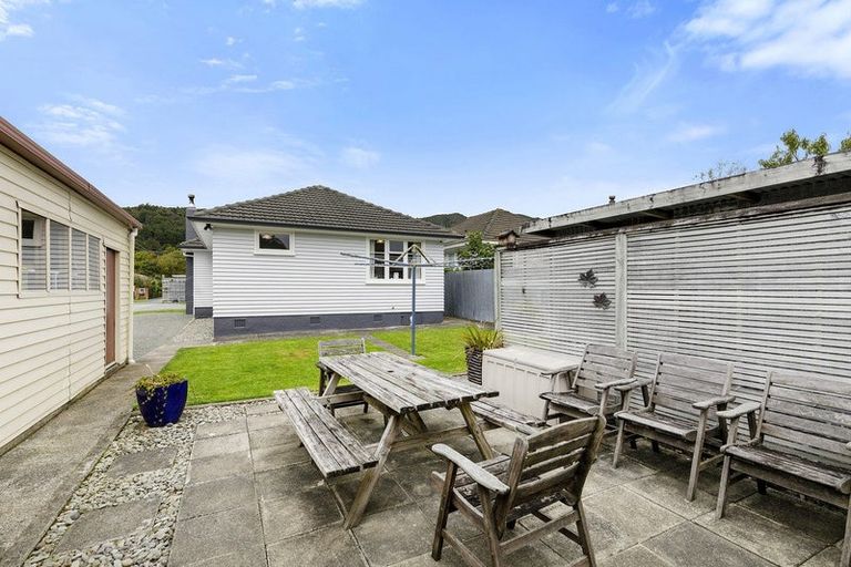 Photo of property in 302 Stokes Valley Road, Stokes Valley, Lower Hutt, 5019