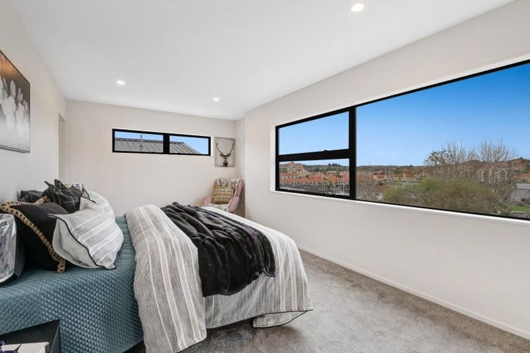 Photo of property in 12 Pleasant Way, Matakatia, Whangaparaoa, 0930
