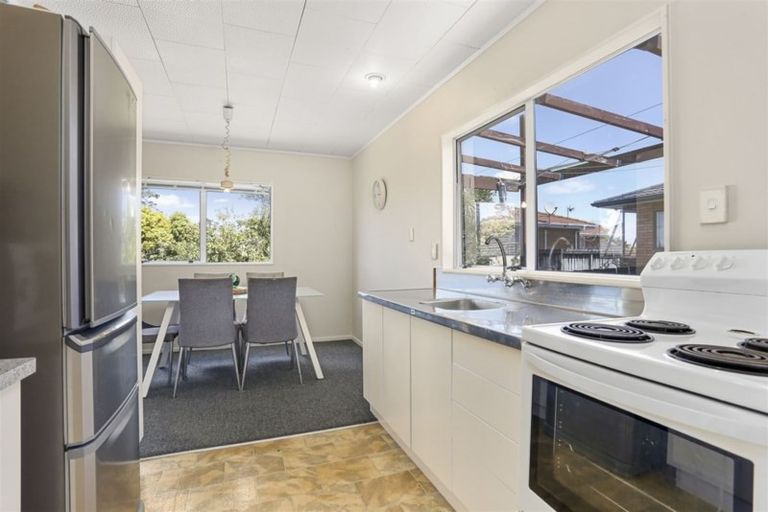 Photo of property in 2/97 Roberts Road, Te Atatu South, Auckland, 0610