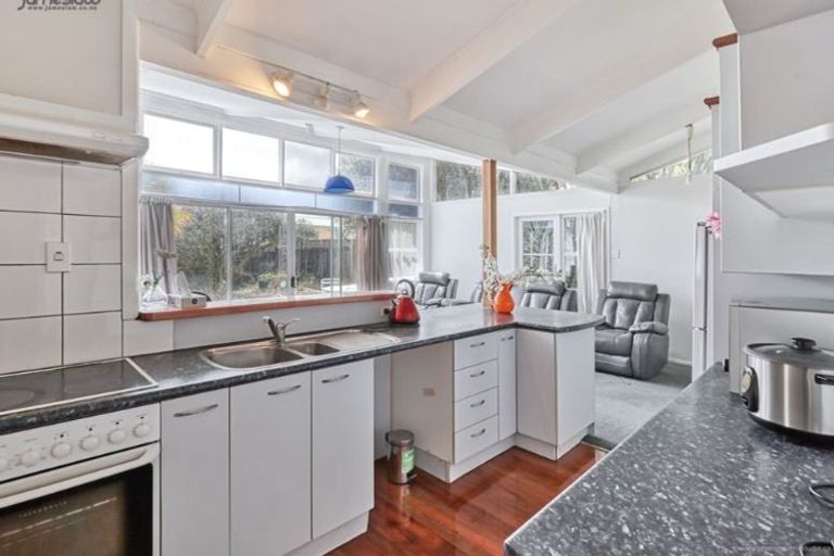 Photo of property in 140 Edmonton Road, Te Atatu South, Auckland, 0610