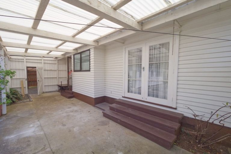 Photo of property in 20 Sullivan Avenue, Mangere Bridge, Auckland, 2022