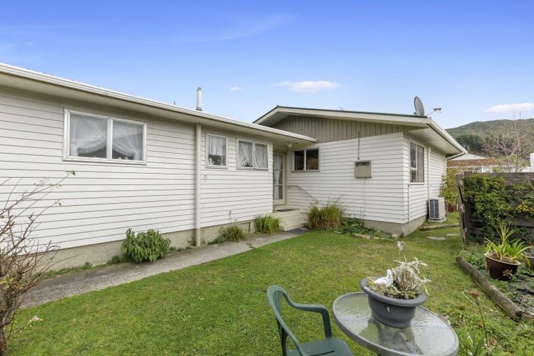 Photo of property in 298 Wellington Road, Wainuiomata, Lower Hutt, 5014