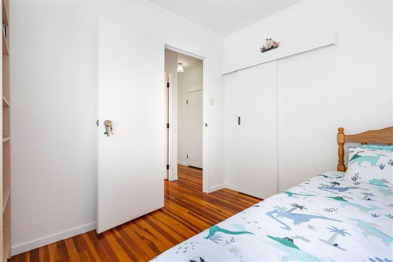 Photo of property in 3 Temuri Place, Glendene, Auckland, 0602