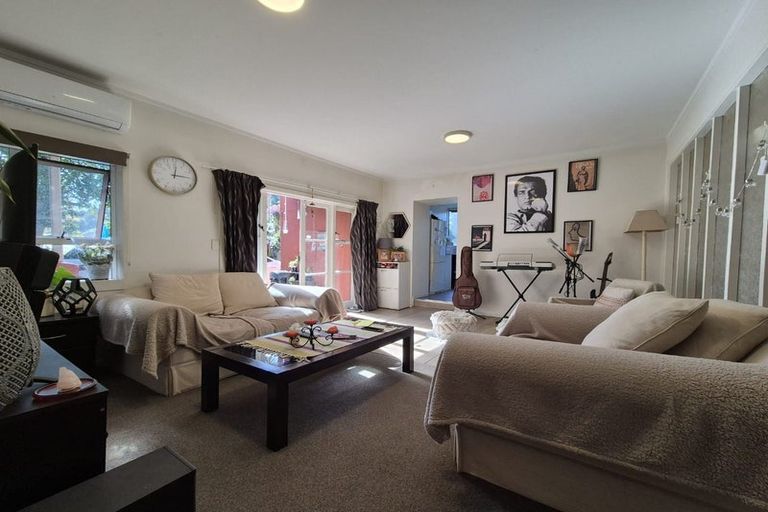 Photo of property in 1 Lauderdale Road, Birkdale, Auckland, 0626