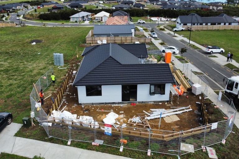 Photo of property in 25 Opouatu Avenue, Glenbrook, 2681