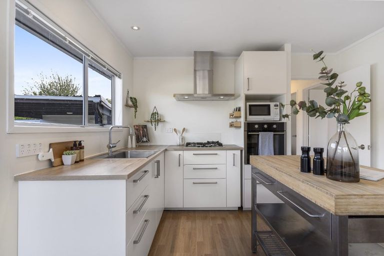 Photo of property in 6 Mannering Place, Hillcrest, Auckland, 0627