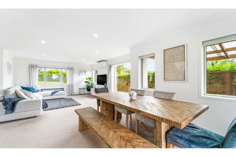 Photo of property in 2 Sunrise Lane, Te Atatu South, Auckland, 0610
