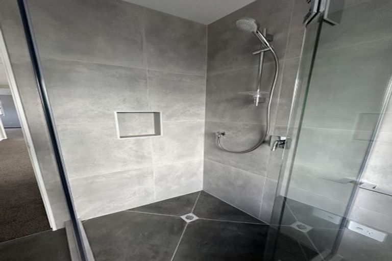 Photo of property in 25a Borrowdace Avenue, Botany Downs, Auckland, 2010