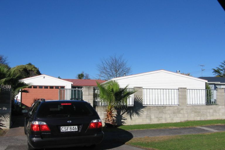 Photo of property in 27 Covil Avenue, Te Atatu South, Auckland, 0610