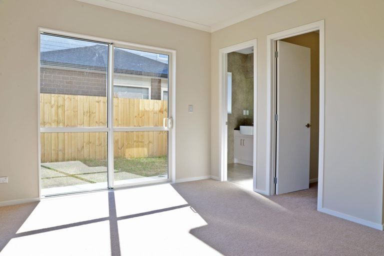 Photo of property in 3 Iwinuku Crescent, Wattle Downs, Auckland, 2103