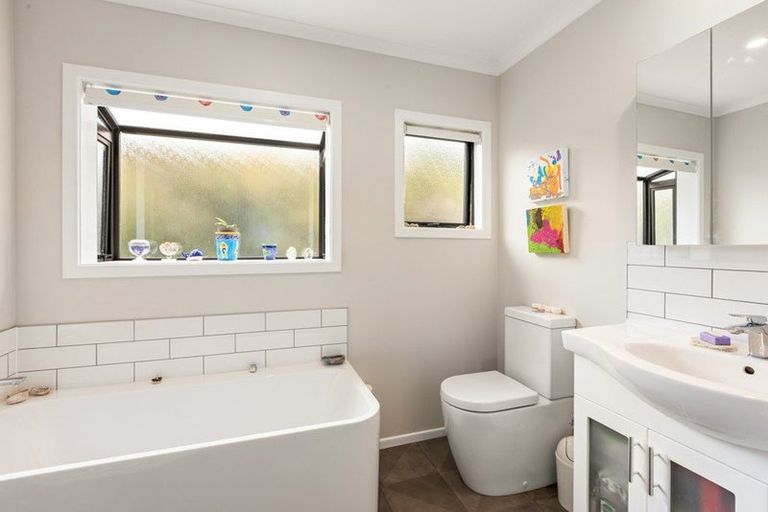 Photo of property in 60 Link Road, Newlands, Wellington, 6037