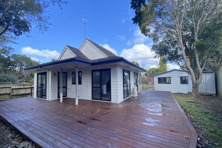 Photo of property in 81 Totaravale Drive, Totara Vale, Auckland, 0629