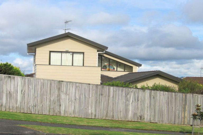 Photo of property in 2/120 Bradbury Road, Botany Downs, Auckland, 2010
