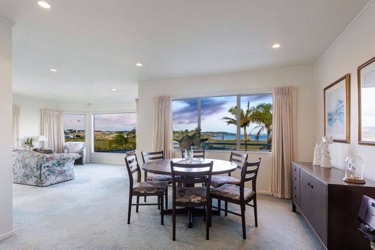 Photo of property in 35 Oakpark Place, West Harbour, Auckland, 0618