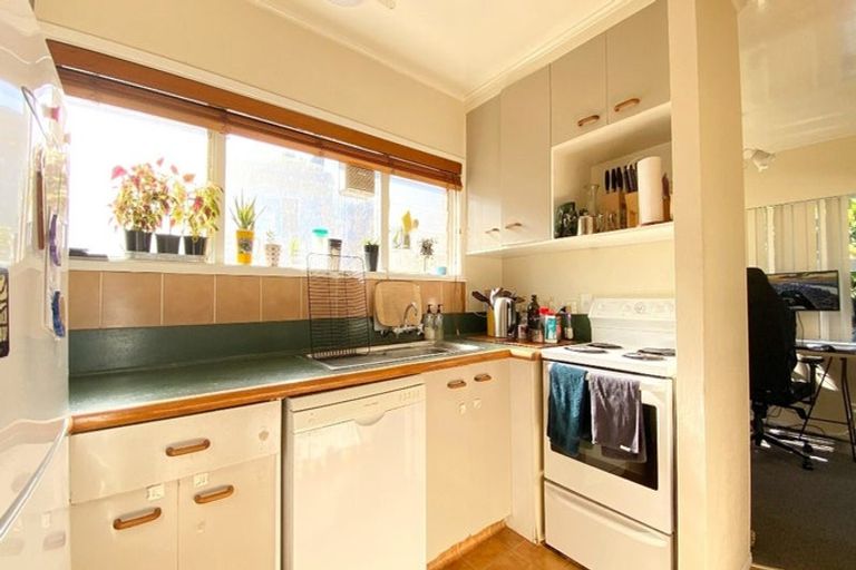 Photo of property in 15 Woodcote Drive, Glenfield, Auckland, 0629