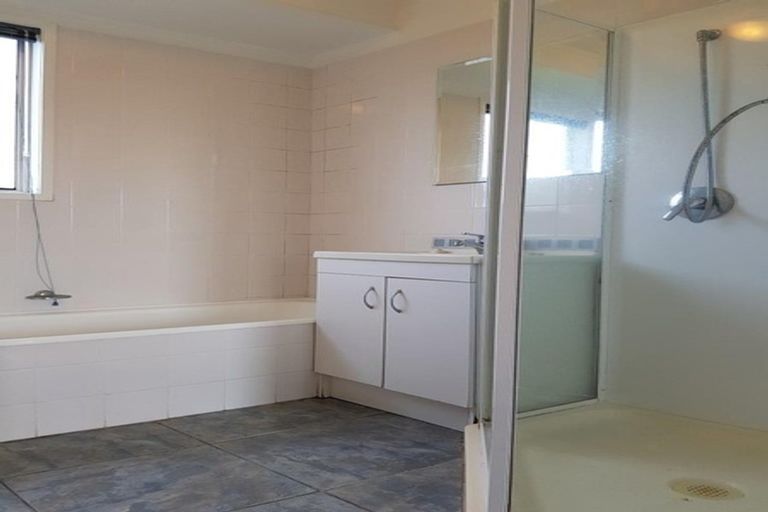 Photo of property in 18 Tomintoul Place, Highland Park, Auckland, 2010