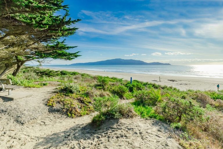 Photo of property in 27 Eruini Street, Waikanae Beach, Waikanae, 5036