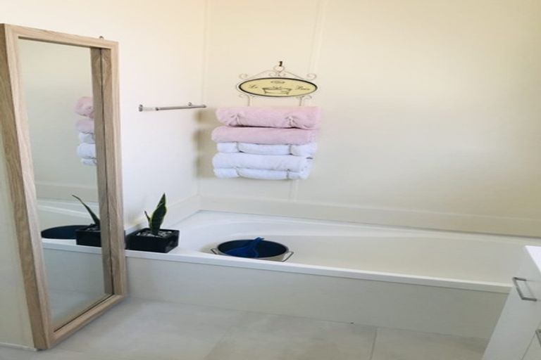 Photo of property in 2/16 Barneys Farm Road, Clendon Park, Auckland, 2103