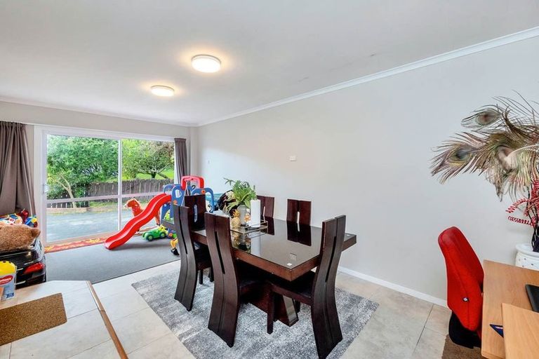 Photo of property in 2/4202a Great North Road, Glendene, Auckland, 0602