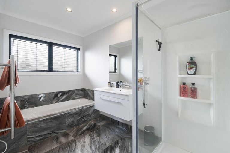 Photo of property in 9 Saint Heliers Grove, Fitzherbert, Palmerston North, 4410